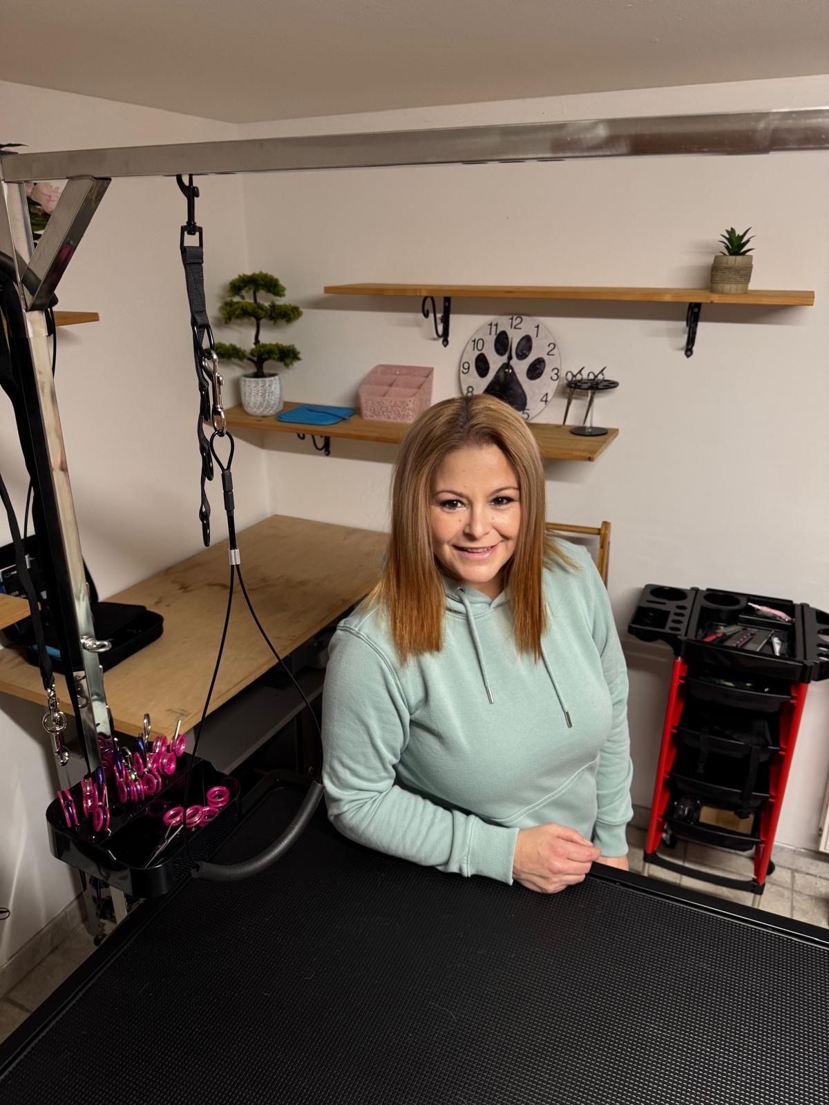 Jana in ihrem modern ausgestatteten und sauberen Hundesalon in Plodda mit professionellem Equipment für artgerechte Hundepflege